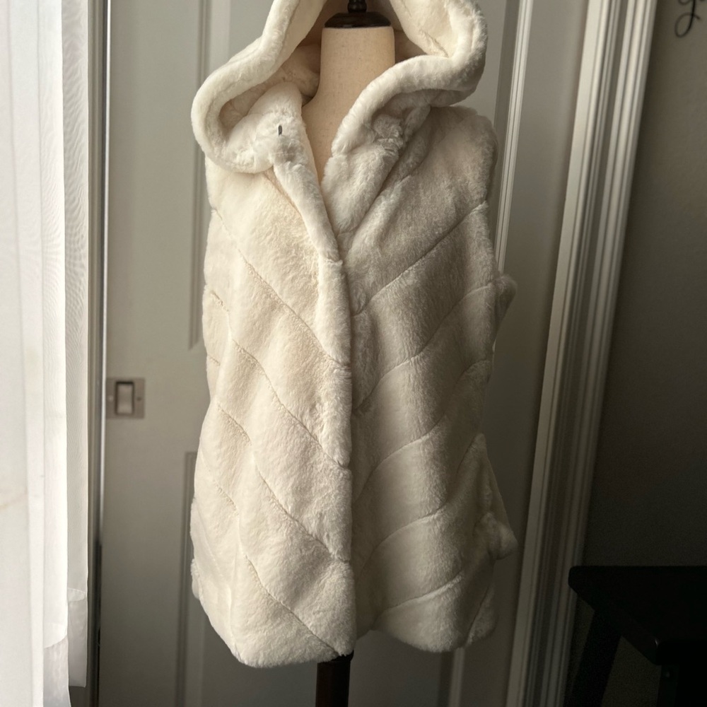 BCB Generation Faux Fur sleeveless lined hooded vest